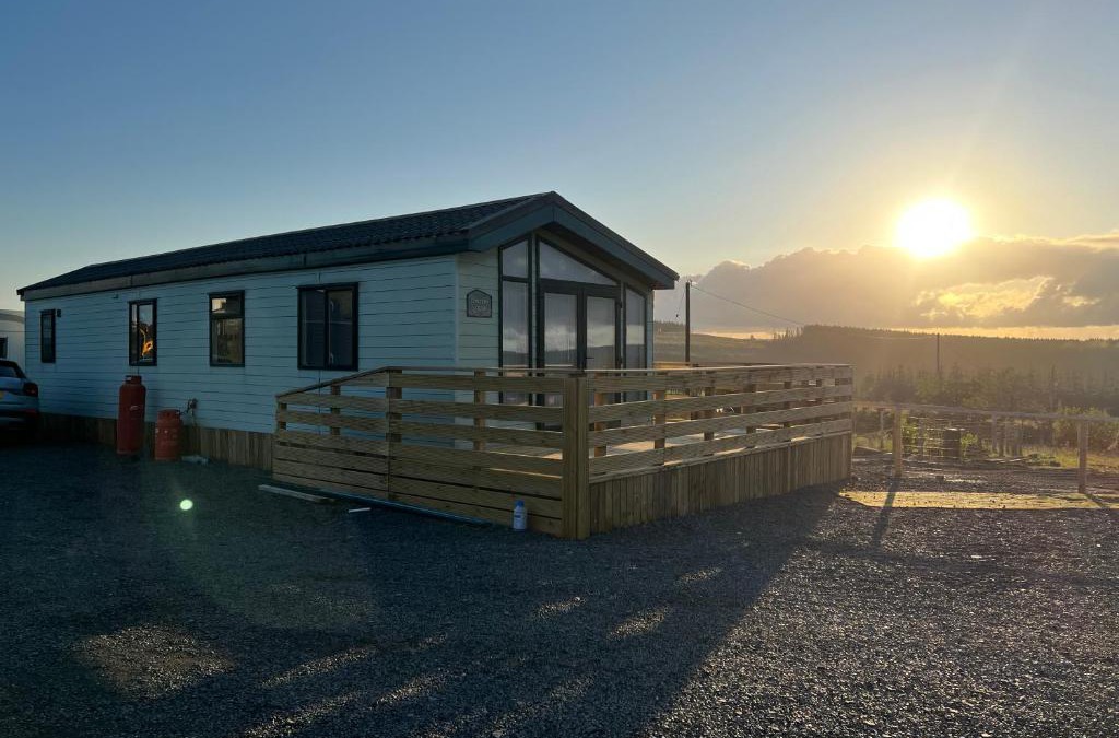 Cumnock Apartment | Maneight Luxury Lodge with hot tub