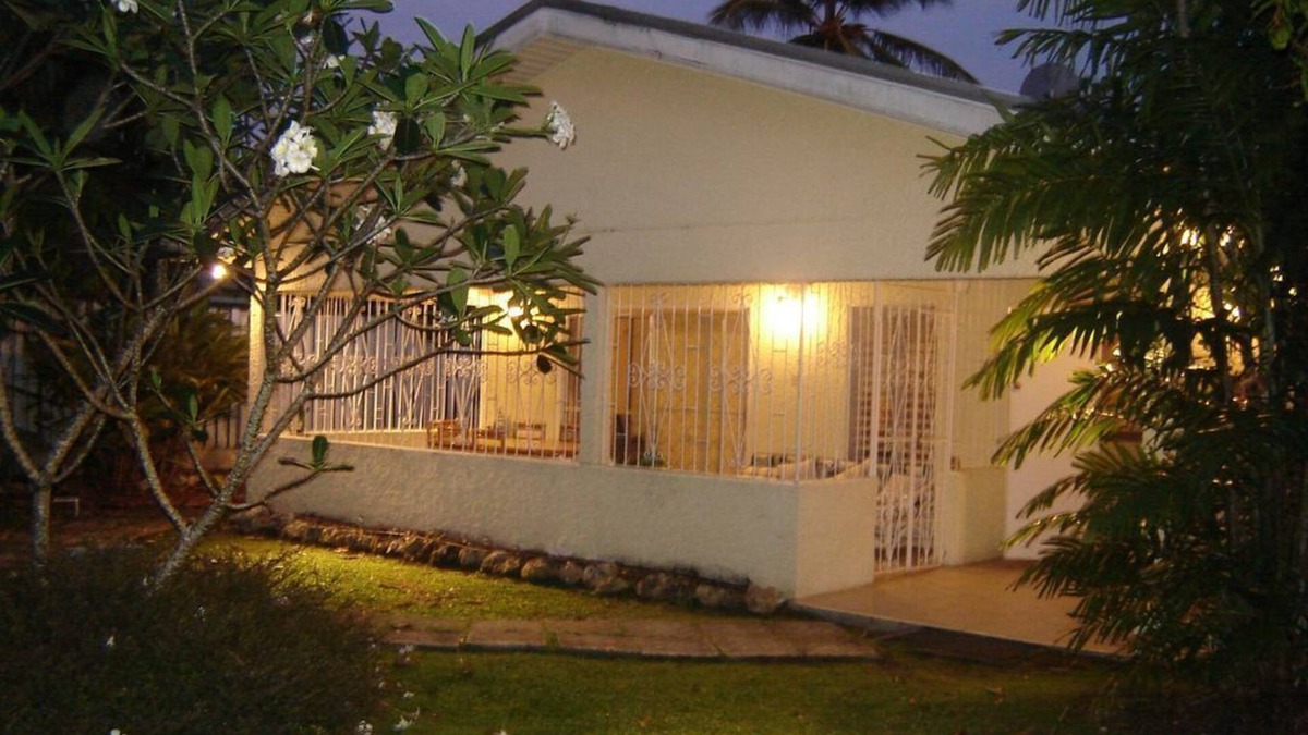 Folkestone House | Mango House - 2 bedroom. Walking distance to beach!