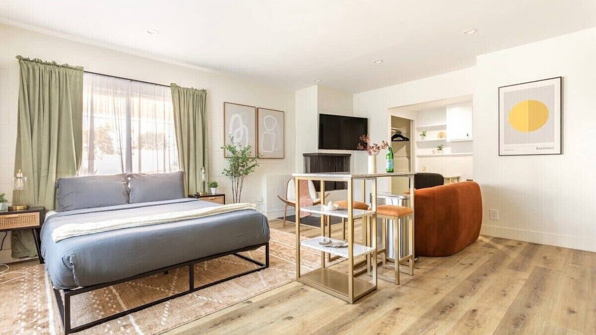 El Porto Apartment | Manhattan Beach Steps Away: Patio & Parking