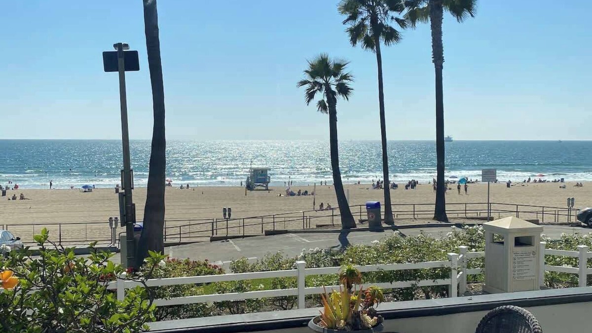 El Porto Apartment | Manhattan Beach Beachfront Charming On The Strand