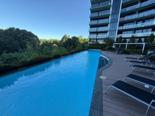 City East Apartment | Manhattan Luxe Views L14 Pool Spa Gym 1BR 1 Bath 1 Secure Parking Central City