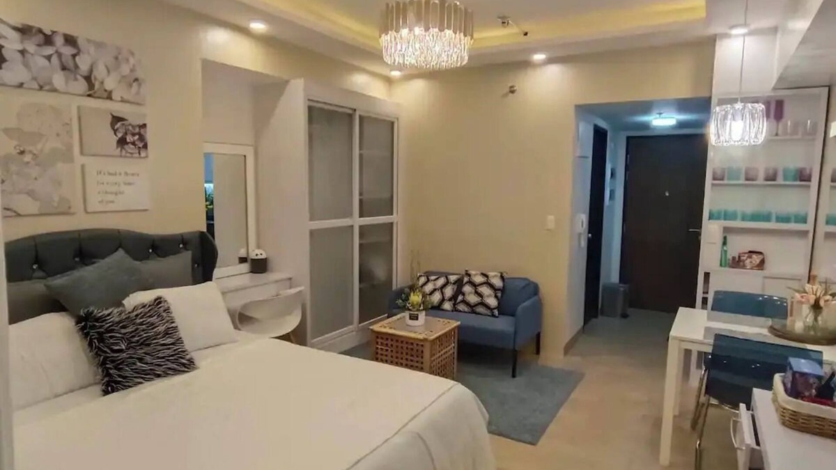 Socorro Apartment | Manhattan plaza 2 araneta cubao with Balcony karaoke, netflix, washing machine
