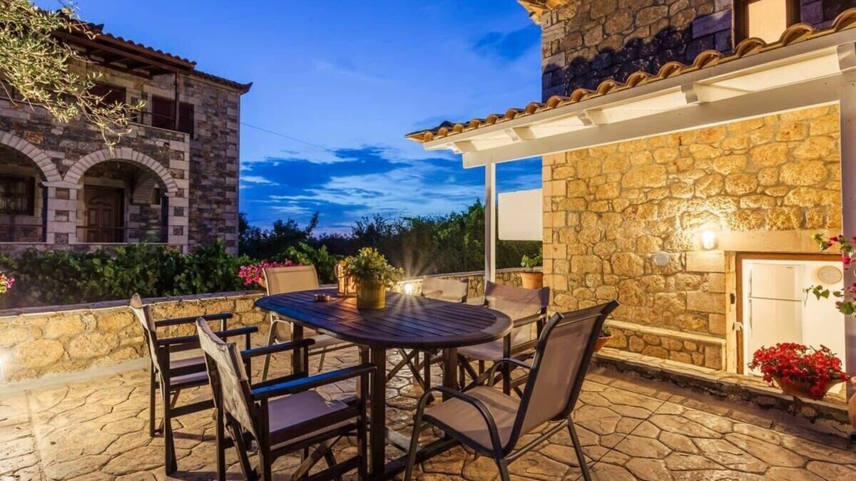 Riglia House | Mani's Aura Seaside-Enchanting Stone Gem