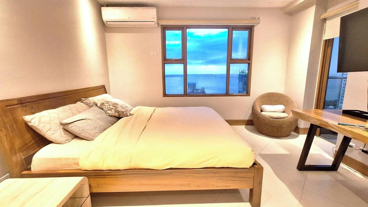 Ermita Night District Condo | Manila Bayview Luxury Rental