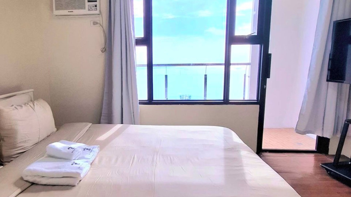 Ermita Night District Apartment | Manila Bayview Rental Superior 1BR 1BA w/Balcony Bayview Pool Netflix