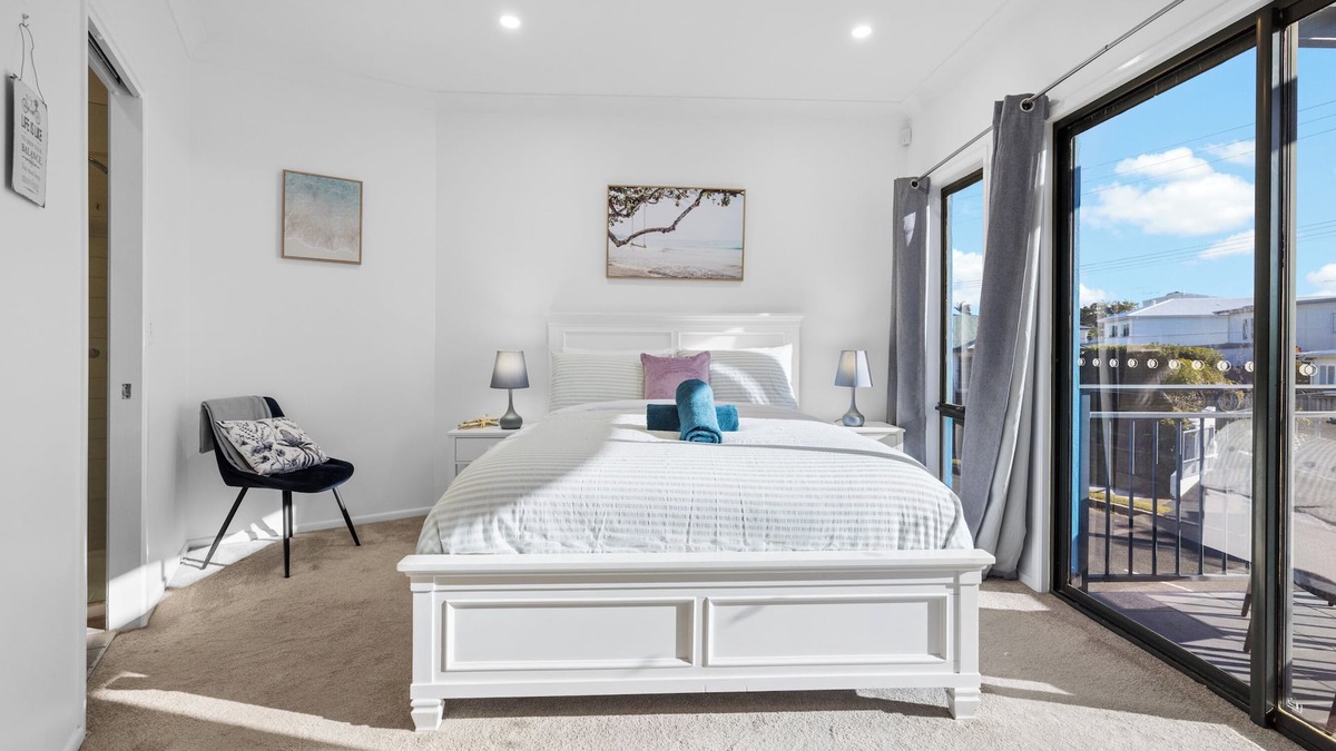 Manly House | Manly Beach View Townhouse Haven - Coastal Retreat walk to the shops and water!