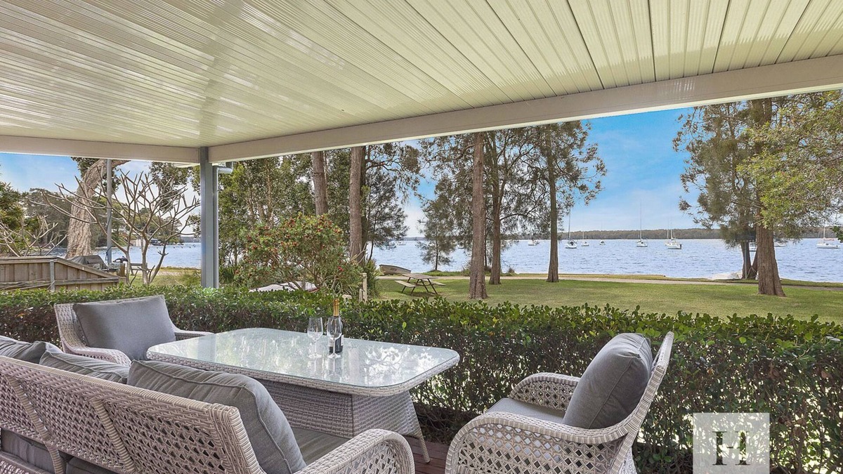 Mannering Park House | Mannering Lake House - Spacious family entertainer on waterfront