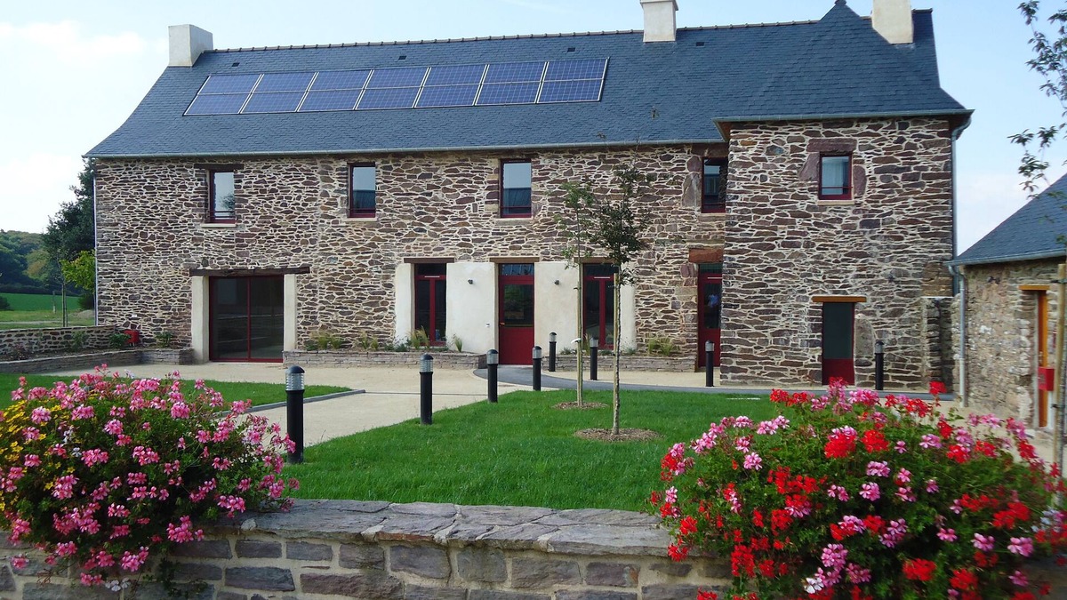 Talensac House | Manoir de la Hunaudière: a large gite, stopover gite in Brocéliande country