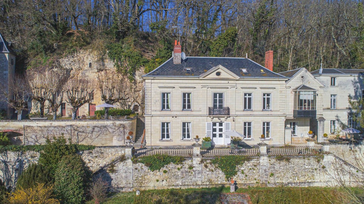 Bourre Bed & Breakfast | Manoir de la Salle du Roc - Constance suite King size bed.