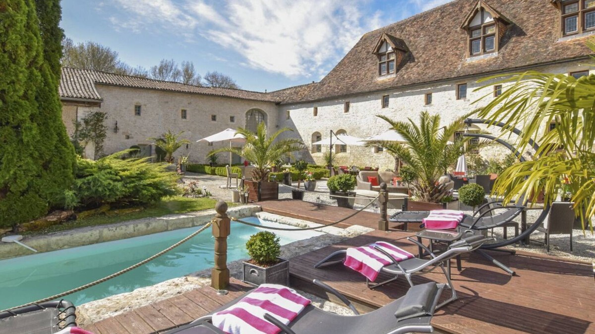 Verteuil-sur-Charente Villa | Manoir Romanesque - Six Bedroom Villa, Sleeps 12