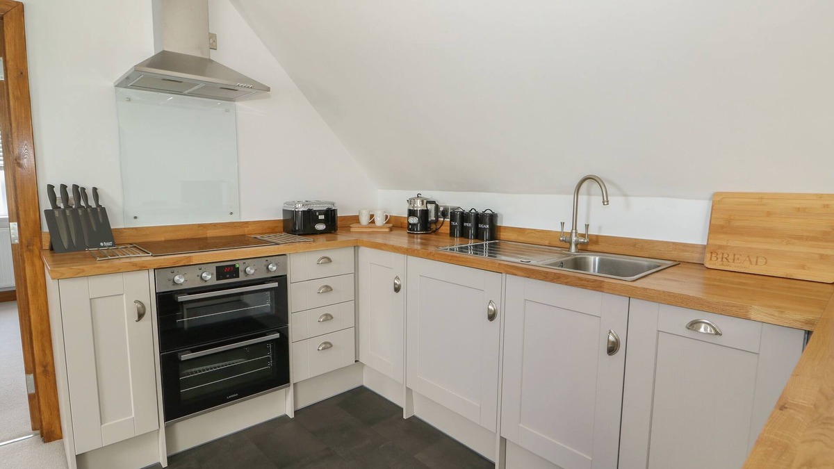 Wisbech Cottage | MANOR BARN, romantic, luxury holiday cottage, with a garden in Upwell
