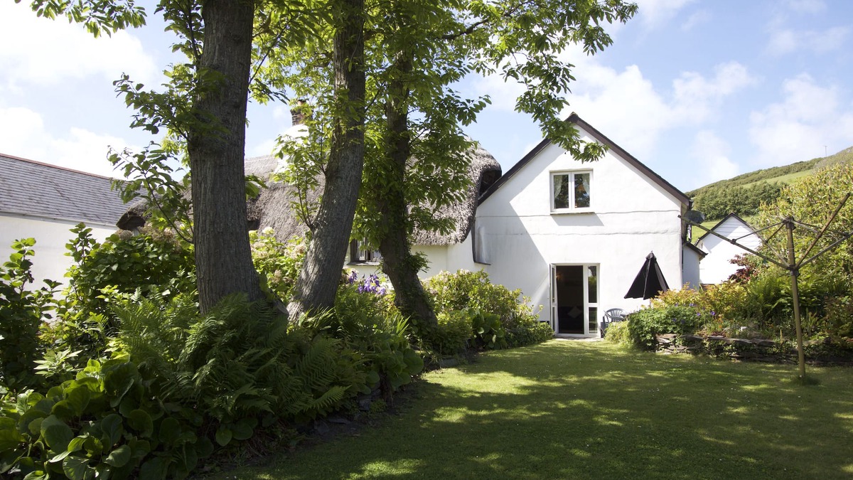 Croyde Cottage | Manor Cottage, Croyde Village/sleeps 5/tucked away location/800m from beach