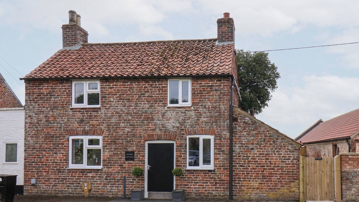Driffield Cottage | MANOR COTTAGE, pet friendly, character holiday cottage in Nafferton