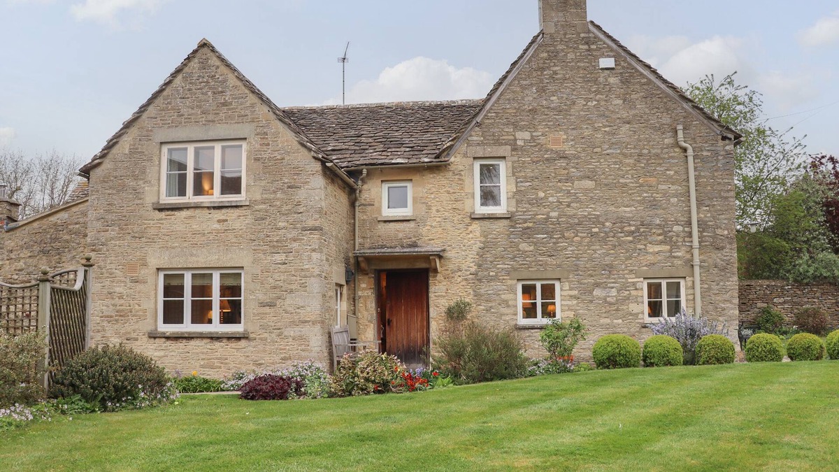 Ampney Crucis Cottage | MANOR COTTAGE, pet friendly, character holiday cottage in Poulton