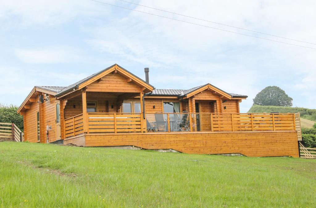 Bettws Cedewain House | Manor Farm Lodges - Dragon Lodge