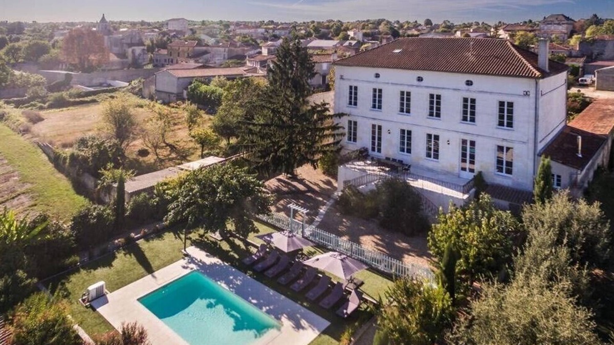 Saint-Meme-les-Carrieres Villa | Manor house in the heart of the vineyards