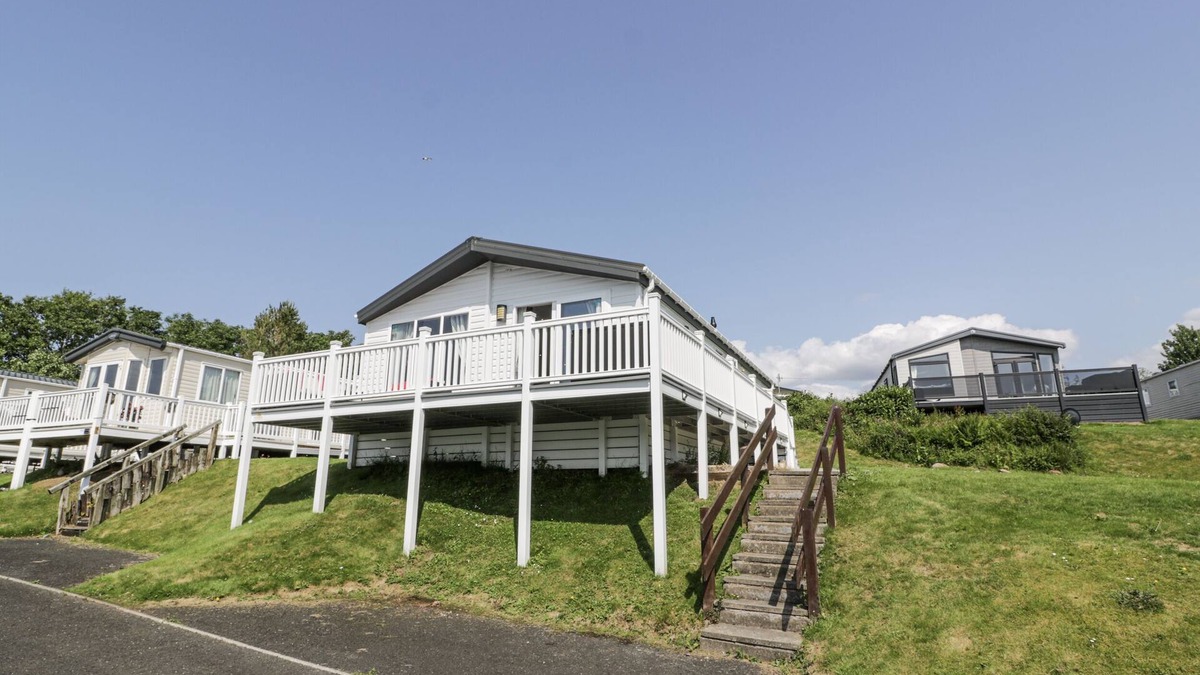 Wemyss Bay Cottage | MANOR HEIGHTS LODGE, pet friendly, with a garden in Wemyss Bay