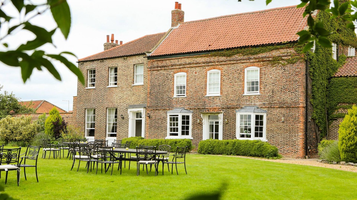 Ryther House | MANOR HOUSE, character holiday cottage, with hot tub in Tadcaster