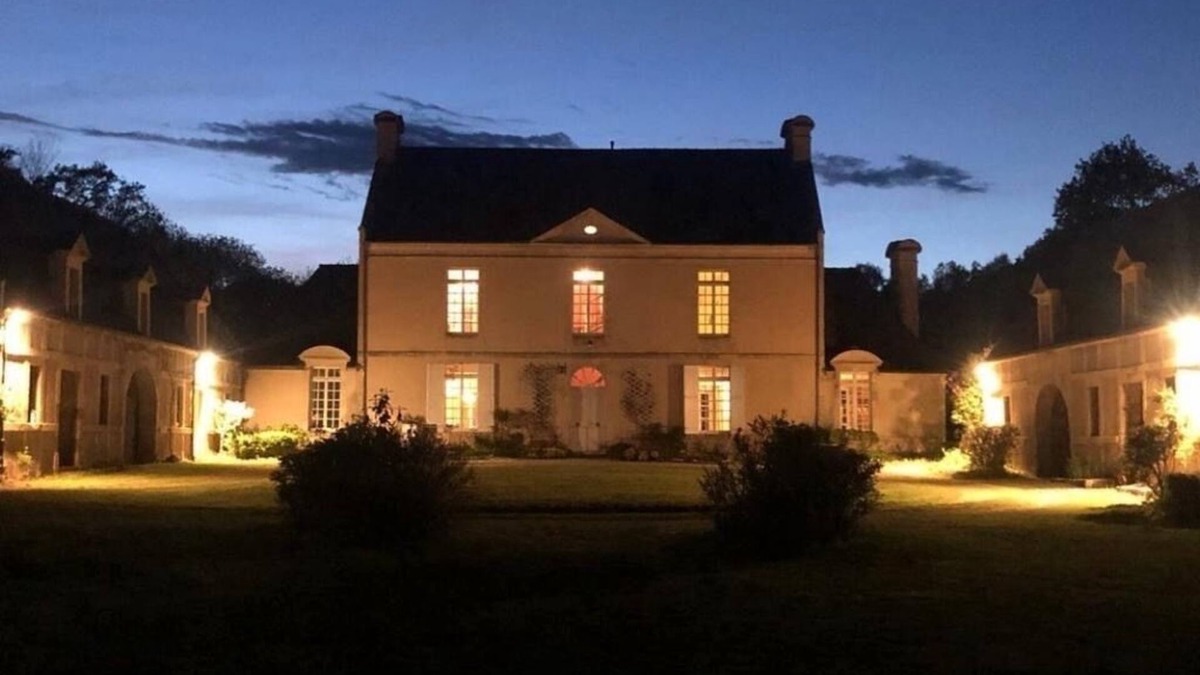 Longrayez Cottage | Manor in Normandy near Bayeux, D-Day beaches, and Mont Saint Michel. Heated pool