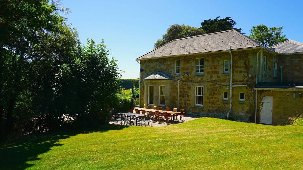 Ventnor House | MANOR ON COAST WITH SEA VIEWS, TENNIS COURT, BIG GAMES ROOM + BAR, GARDENS