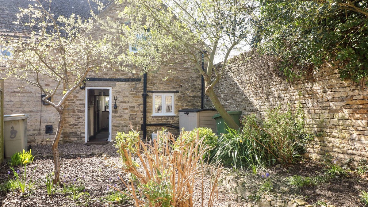 North Luffenham Cottage | MANOR VIEW, pet friendly, with a garden in Edith Weston
