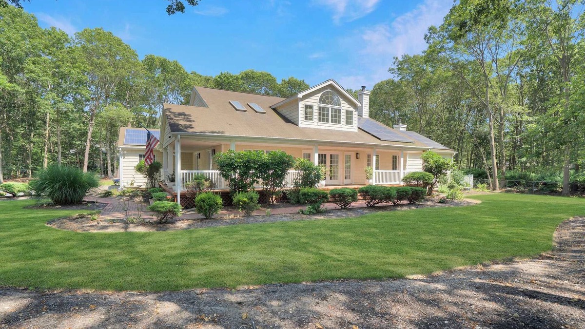 Manorville House | Manorville Escape: Fireplace, Fenced Backyard