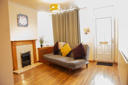 Skegby Apartment | Mansfield House - Sleeps 10, Free Parking, WiFi - Weekly & Monthly Stay Deals!