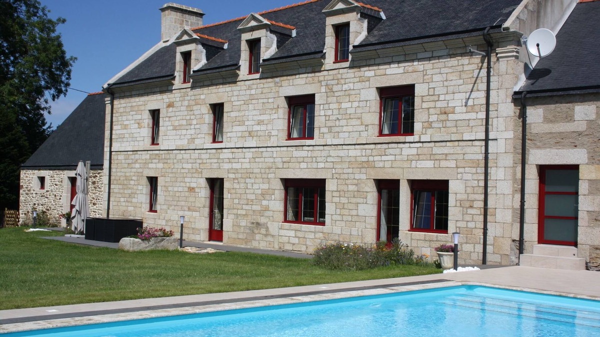Guenin House | Mansion for 10 people with heated indoor pool