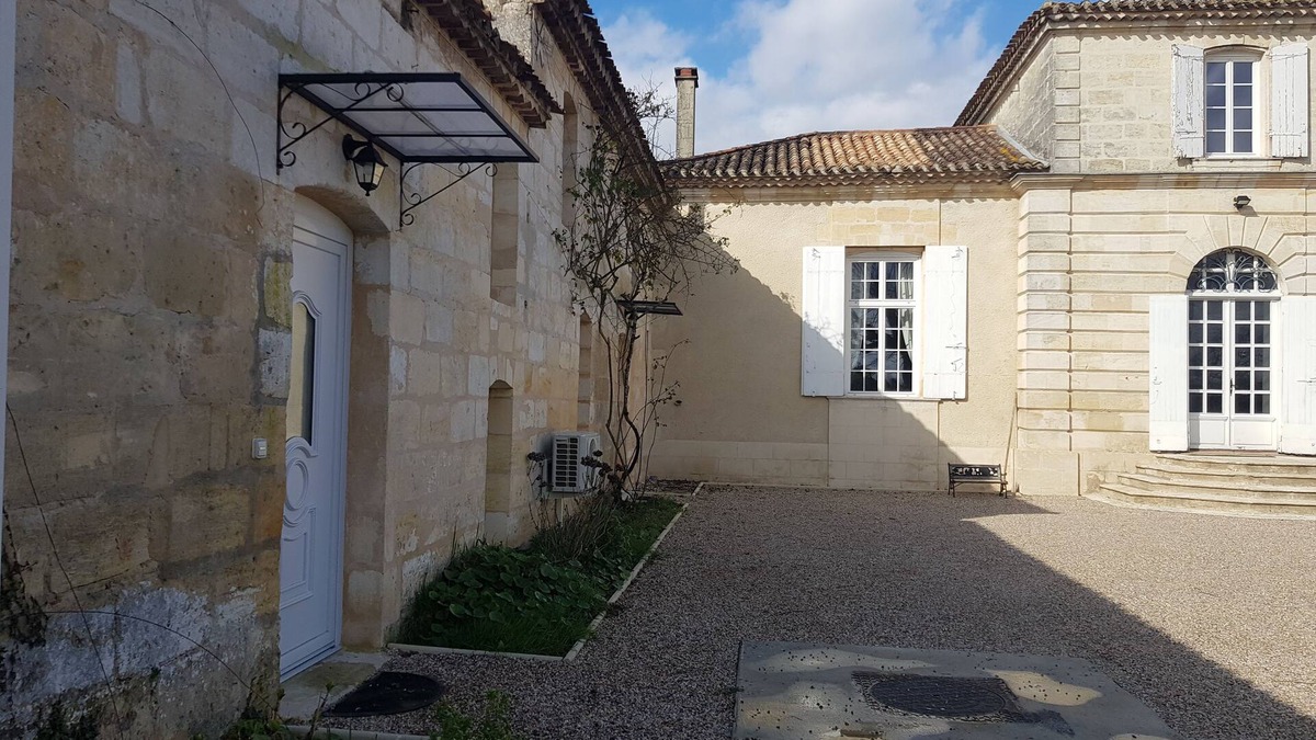 Ambares-et-Lagrave House | mansion.