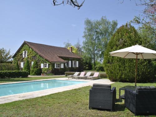 Charrin House | Mansion in Charrin by Loire with Pool