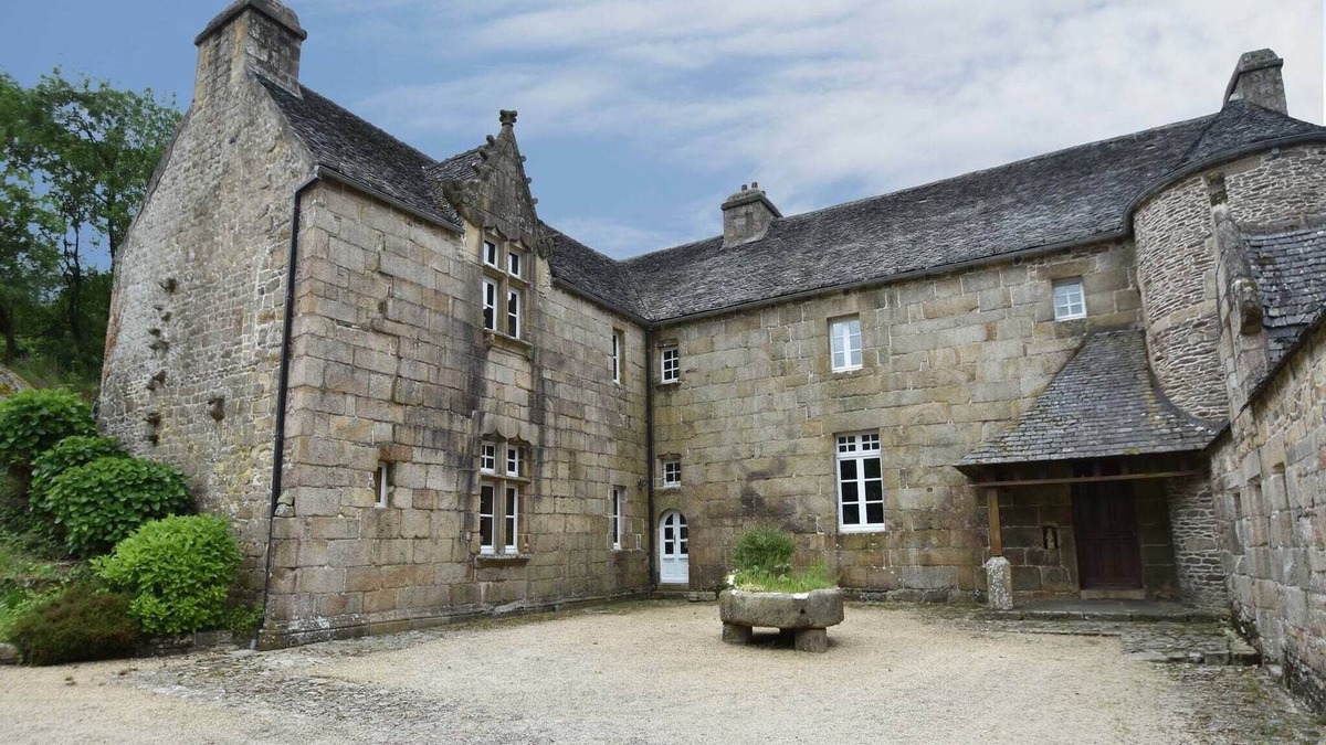 Plourin-les-Morlaix Villa | Mansion in Brittany by Forest & Lake