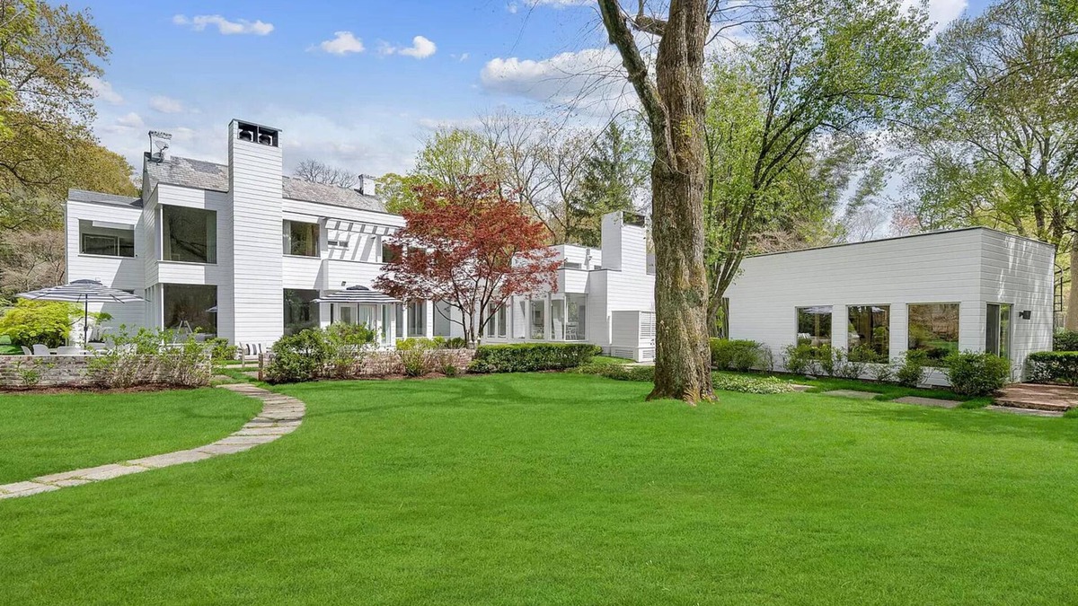 Greenwich House | Mansion in Greenwich with private lake and river