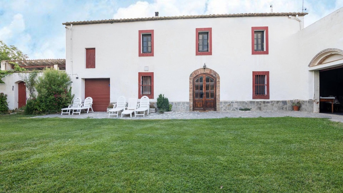 San Martin Sarroca Cottage | Mansion in St Martí with Vineyards & Garden