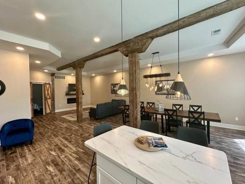 Bellevue House | Mansion on the Mississippi River-7 Bedrooms&Baths