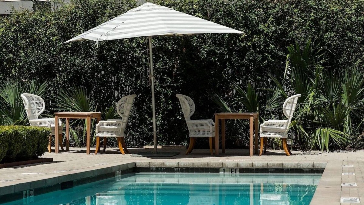 West Campus House | Mansion Queen, Hotel Ella, Historic Elegance, Modern Comforts, Central Location