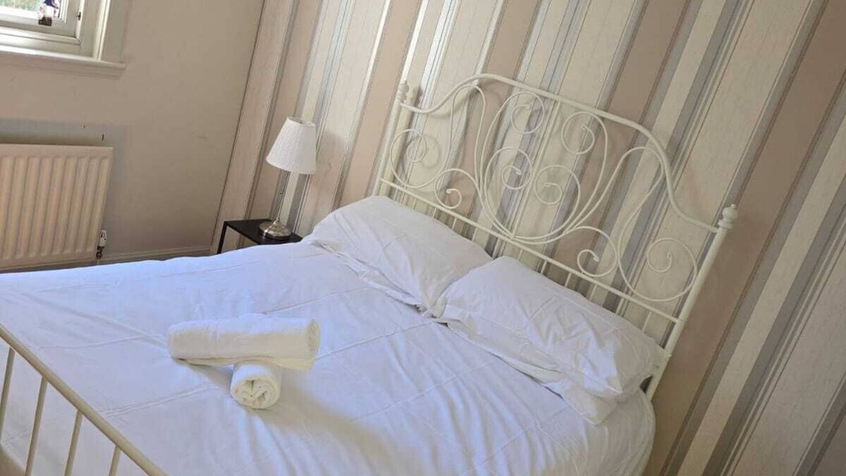 Inveresk House | MANSION SLEEPS 12 EASY ACCESS TO CITY