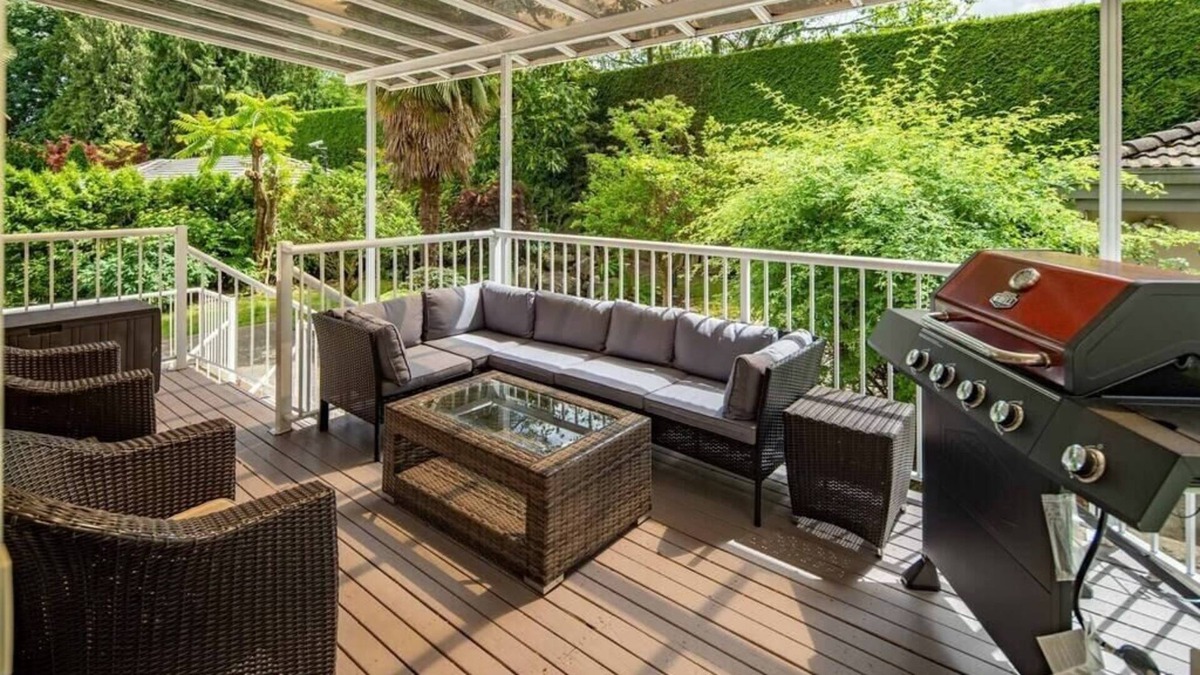 Kerrisdale Villa | Mansion w/Modern GardenandGame Room near Maple Grove