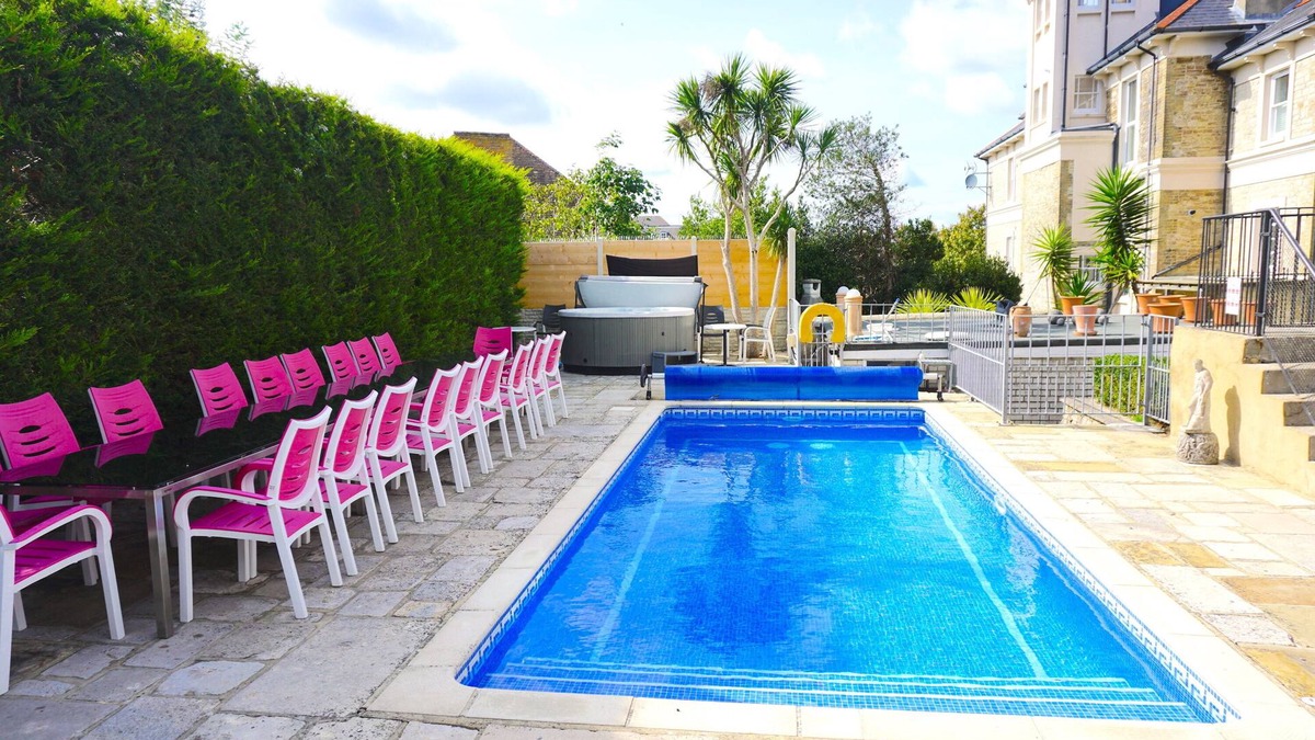Ryde House | MANSION WITH SWIMMING POOL, GAMES ROOM, SEA VIEWS, SANDY BEACHES 2 MINS WALK