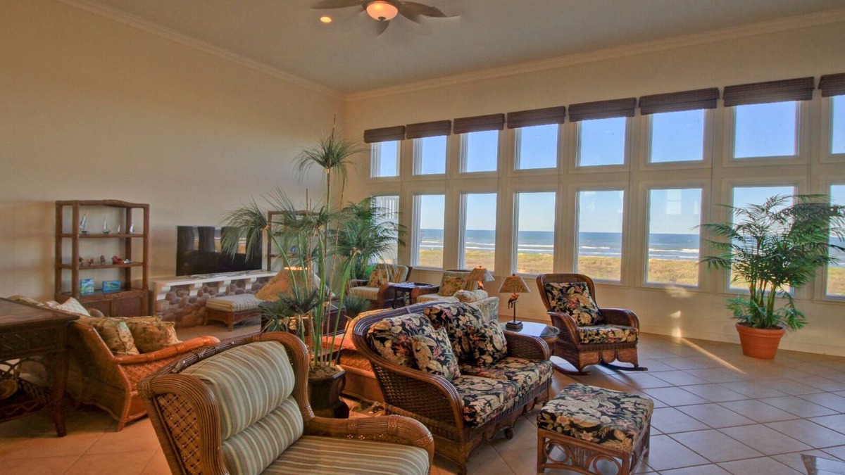The Shores House | Manu Kai Elegant Beachfront retreat for large families. Private House with Swimming pool and Hot tub