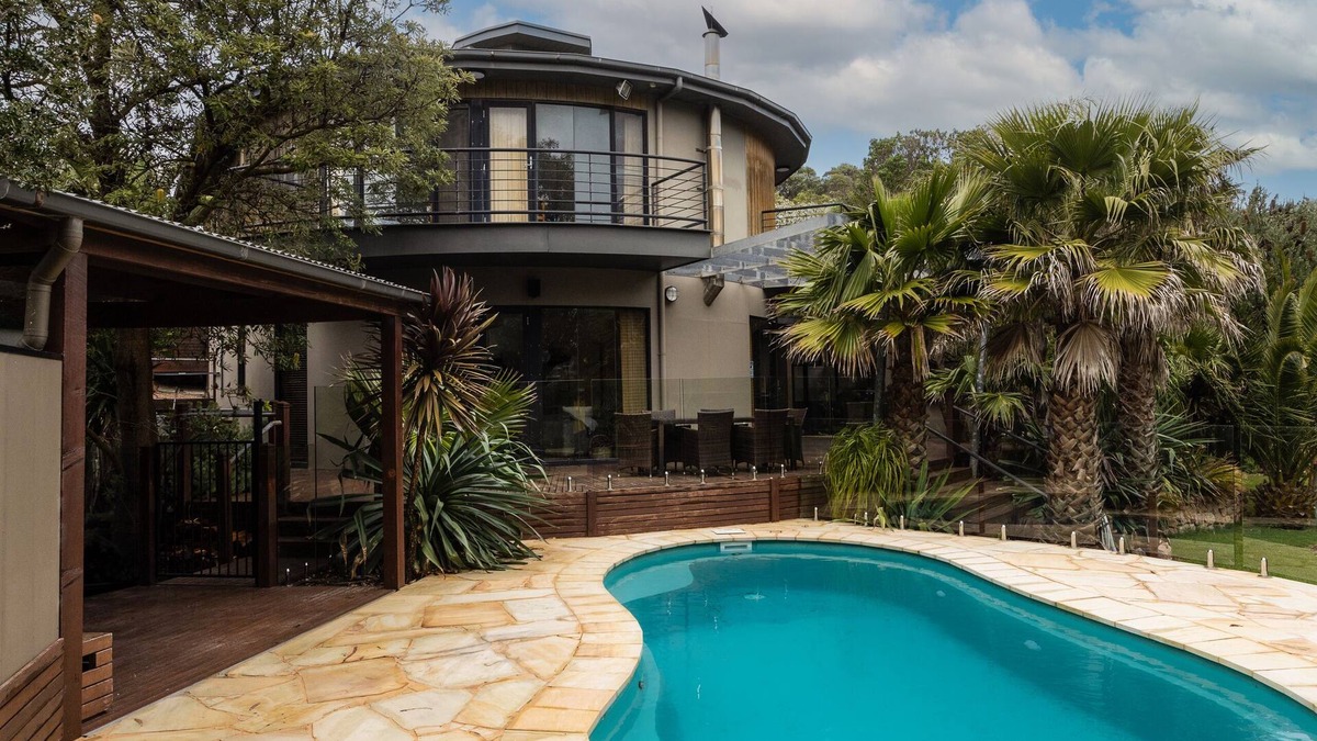 Sandy Point House | Manuka Retreat; Minutes' walk to the beach or Relax poolside, Wi-Fi, Linen