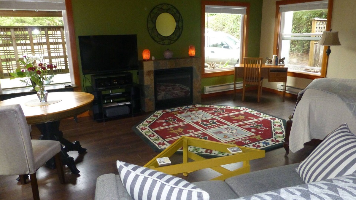 Manzanita House | Manzanita Lover's Bungalow; Perfect for "TWO"; 1/2 Block from Beach
