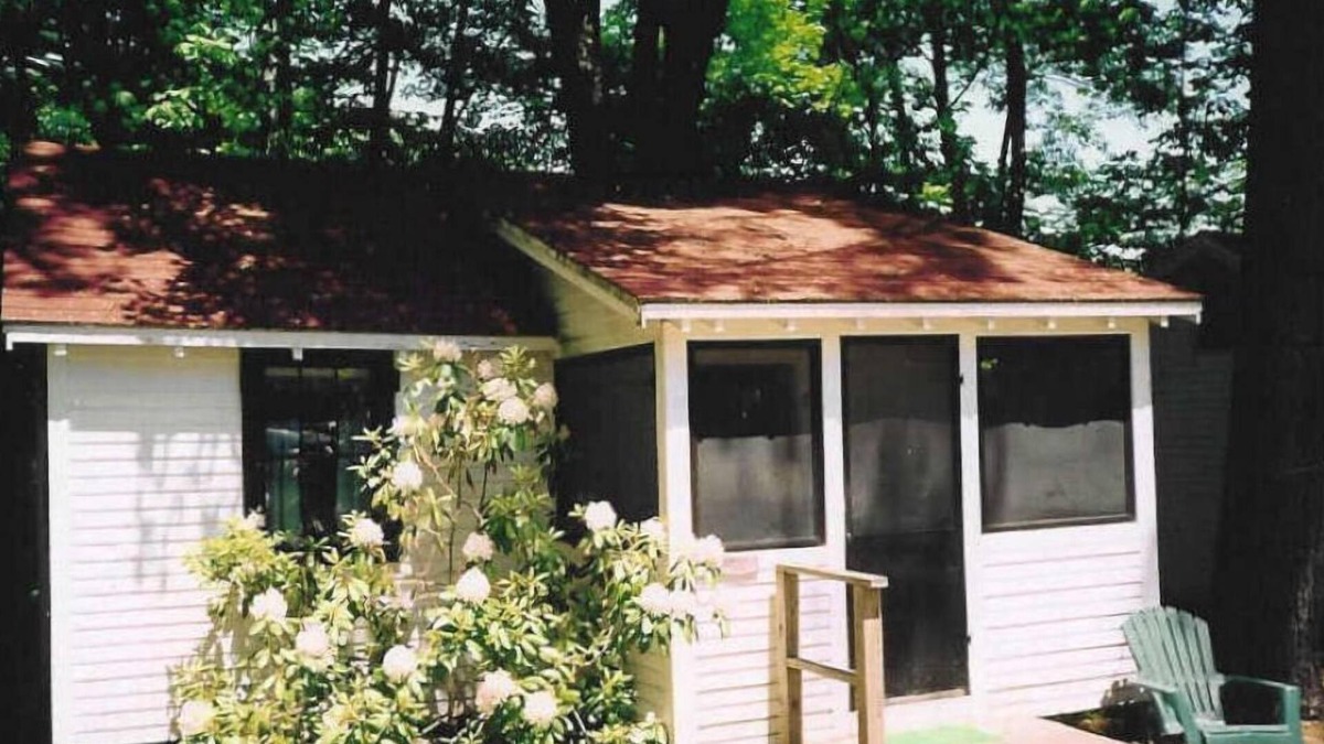 North Sebago Cottage | Maple Cottage-Private Beach-Pets Welcome - Round Table Lodge, Sebago, Maine