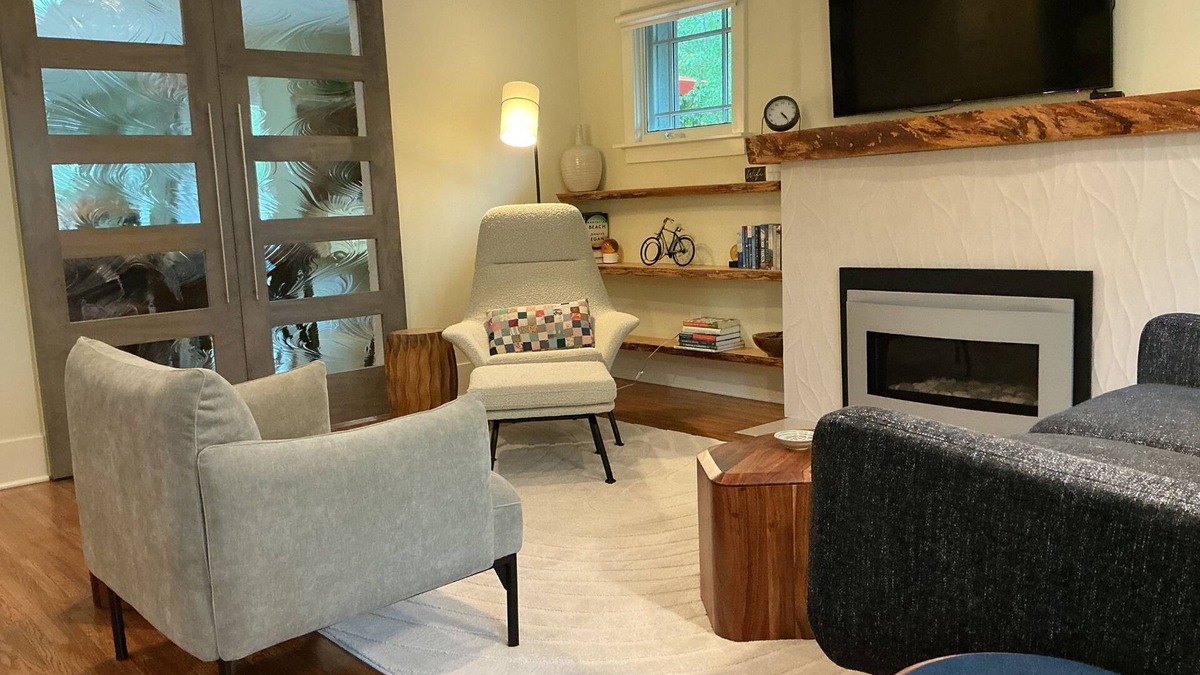 Martinez Park House | Maple Courtyard | Old Town w/King Suite & Piano