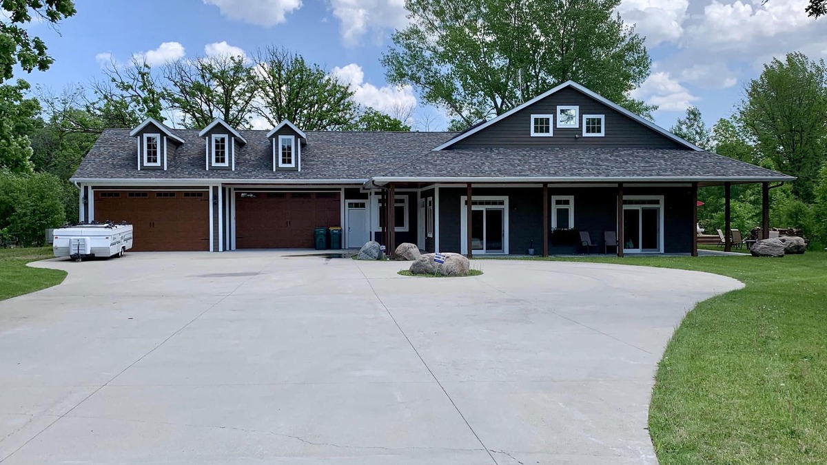 Alexandria House | Maple Drive Lodge Getaway - Perfect for Large Groups!