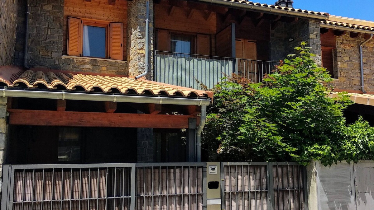 Biescas House | Maple House. Your home on vacation.