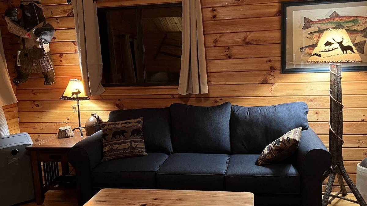 White Haven Cabin | Maple Leaf Charming log cabin in the woods