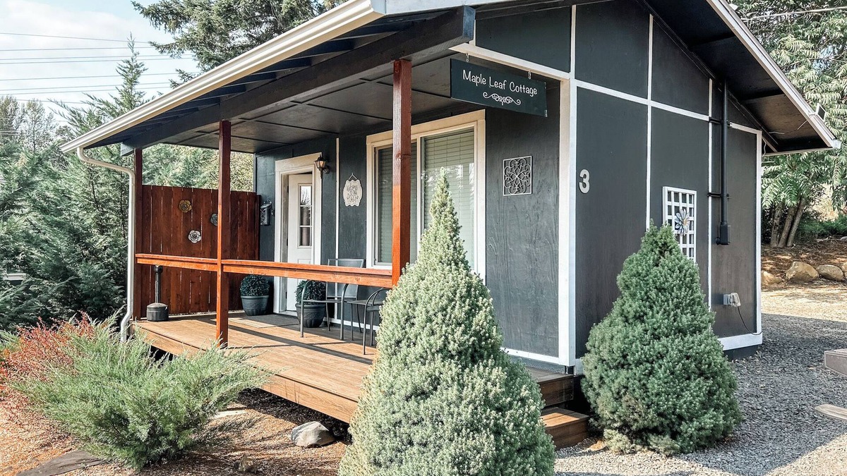 Stevenson Cabin | Maple Leaf Cottage with Scenic Views at Maple Way Cabins
