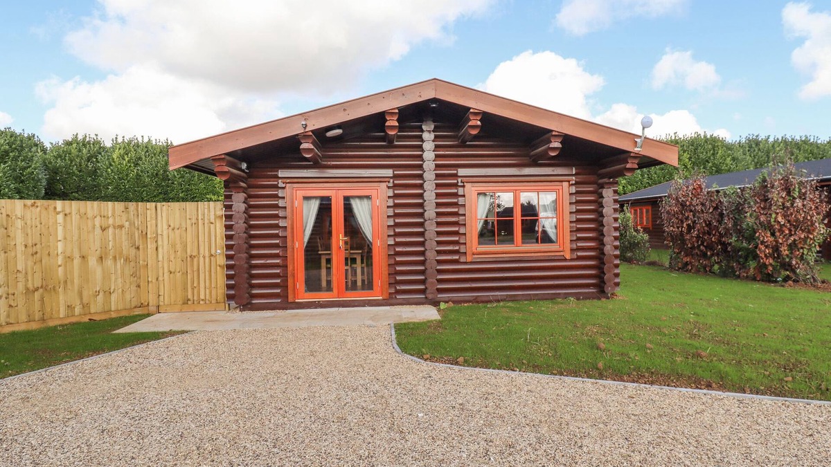 Castle Bytham Cottage | MAPLE LODGE, family friendly, with pool in Greetham, Rutland