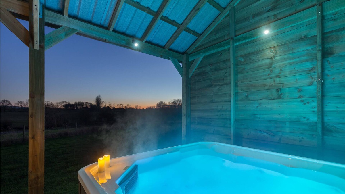 Coleford Cabin | Maple Stylish Executive Pod, Large Hot Tub, Stunning Views