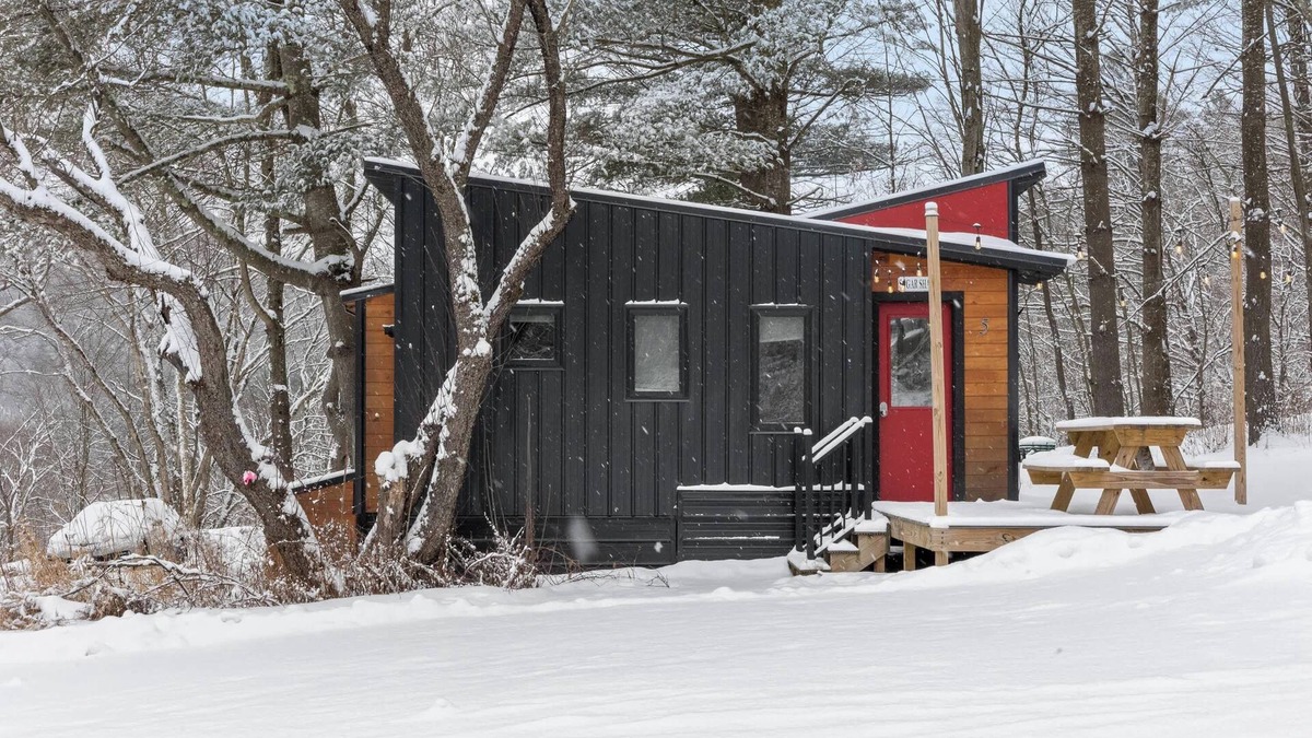 Johnson House | Maple Sugar Shack Tiny House w/hot tub & river by Stowe